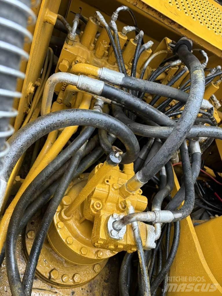 CAT 320 C حفارات زحافة