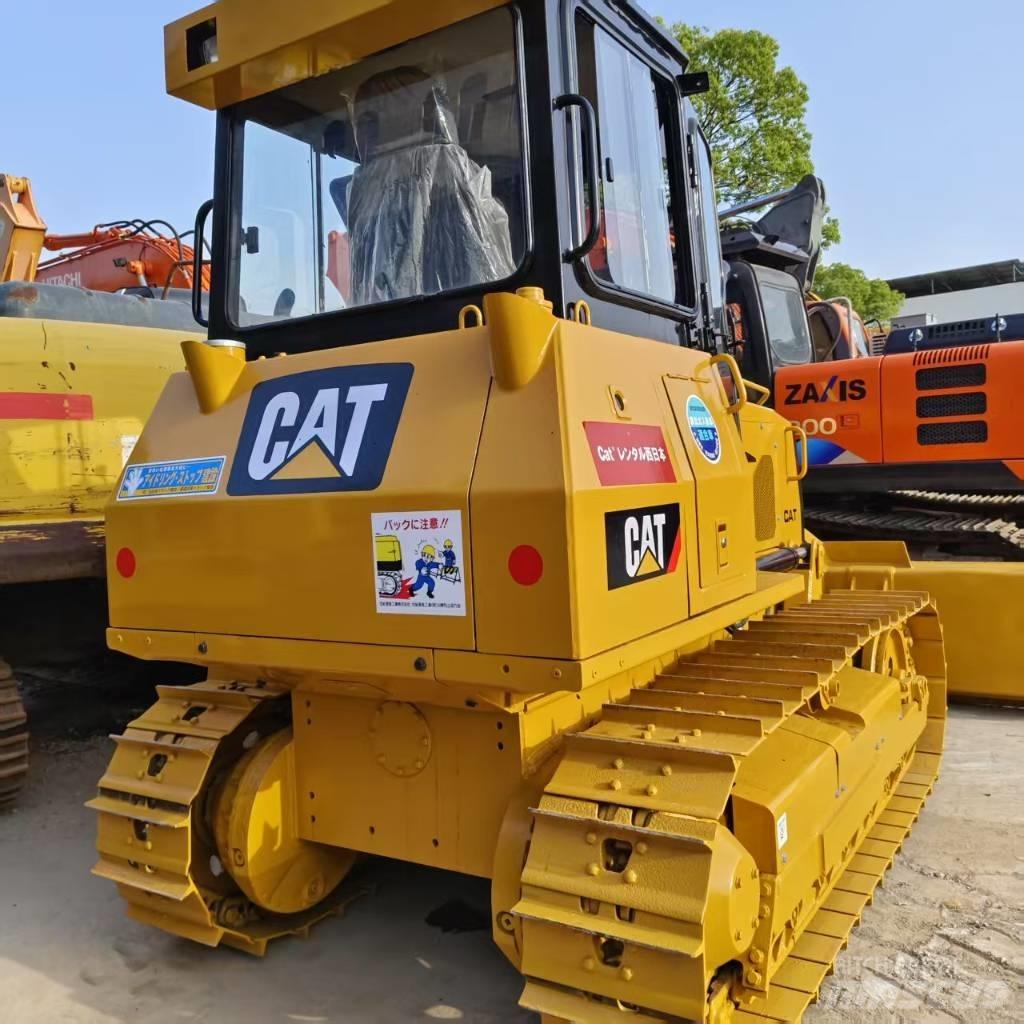 CAT D 5 K بلدوزرات مجنزرة