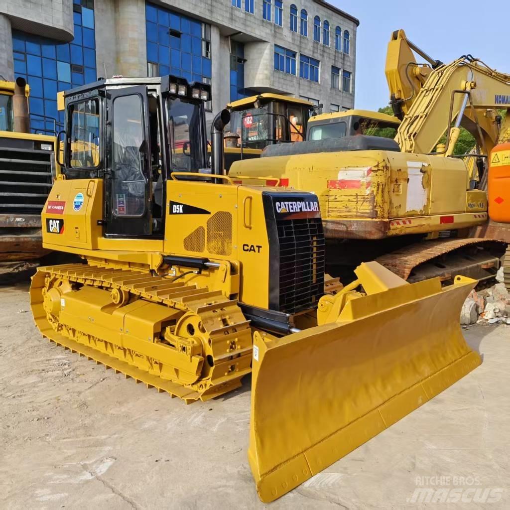 CAT D 5 K بلدوزرات مجنزرة