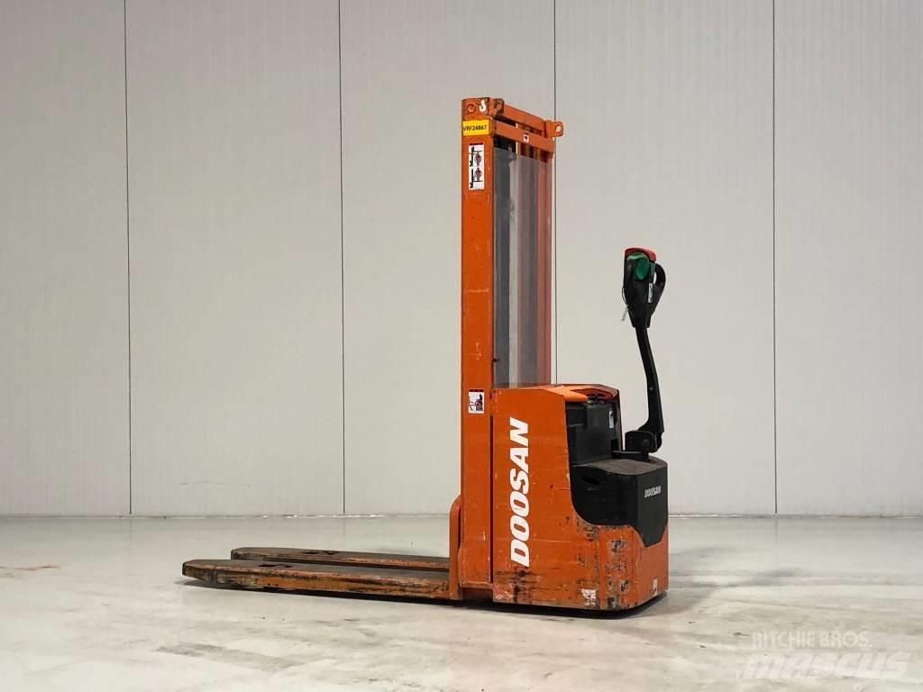 Doosan LEDS12.5C معدات التكديس الجوالة