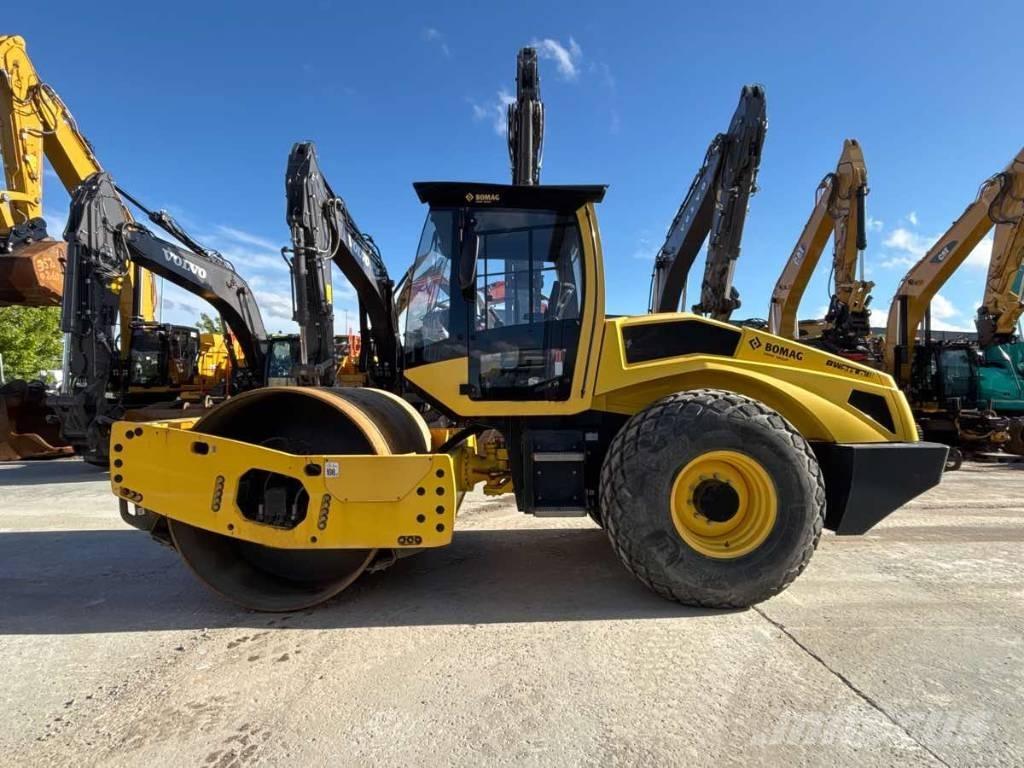 Bomag BW213D-5 مداحل أحادية الأسطوانة