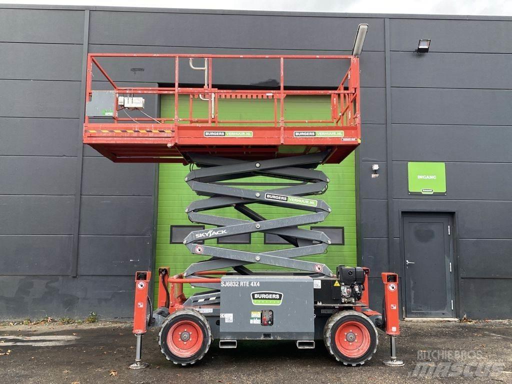 SkyJack SJ6832 RTE رافعات مقصية الشكل