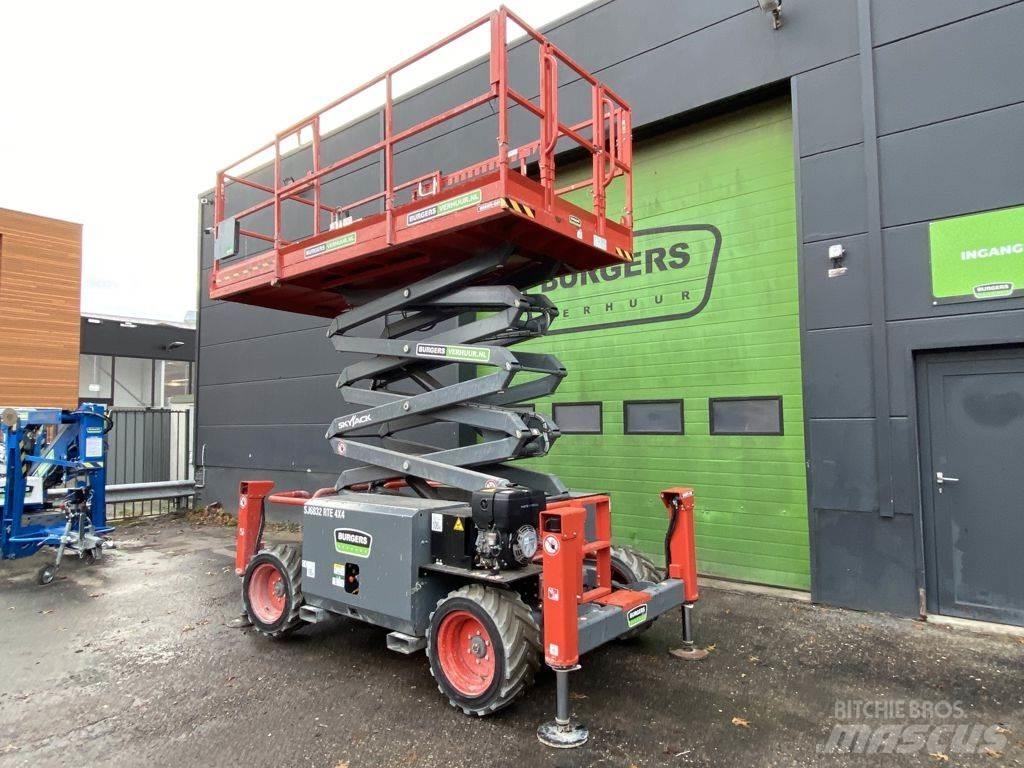 SkyJack SJ6832 RTE رافعات مقصية الشكل