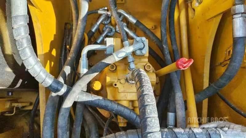 CAT 320 D 2 حفارات وسط 7 طن - 12 طن