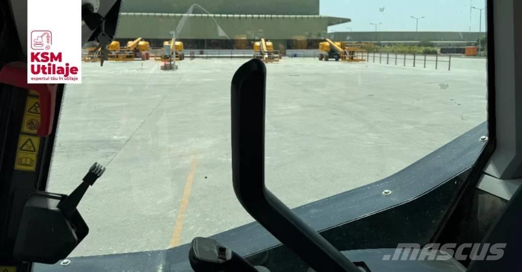 JCB 205 لوادر انزلاقية التوجيه