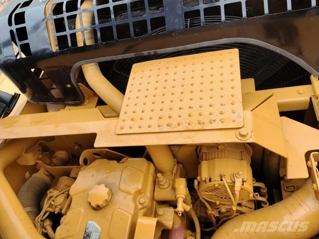 CAT 330 D حفارات زحافة