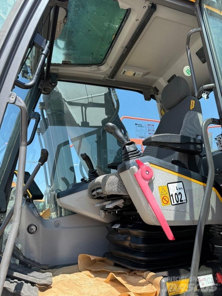 Volvo EC 220 E حفارات زحافة
