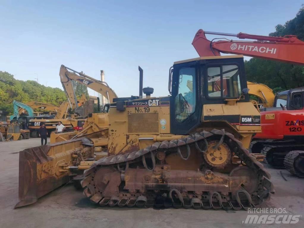 CAT D 5 M بلدوزرات مجنزرة