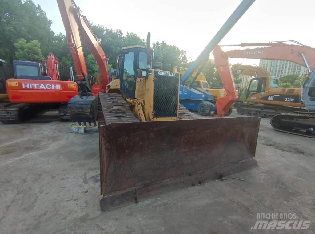 CAT D 5 M بلدوزرات مجنزرة