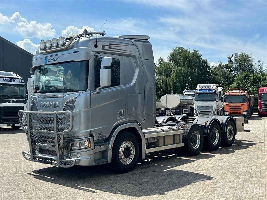Scania R 650 8X4 شاحنات بمقصورة وهيكل