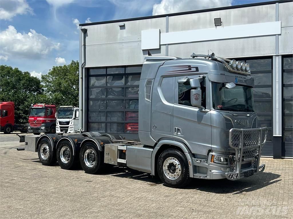 Scania R 650 8X4 شاحنات بمقصورة وهيكل