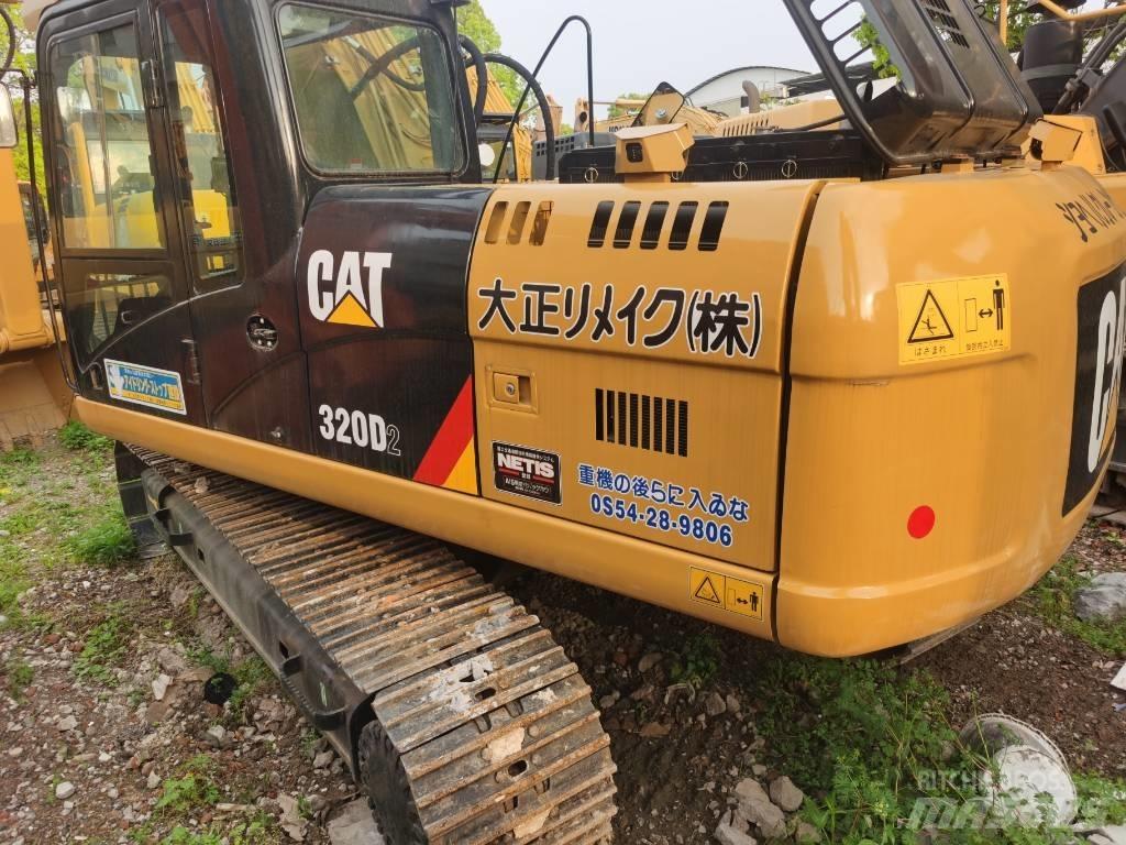 CAT 320 D2 حفارات زحافة