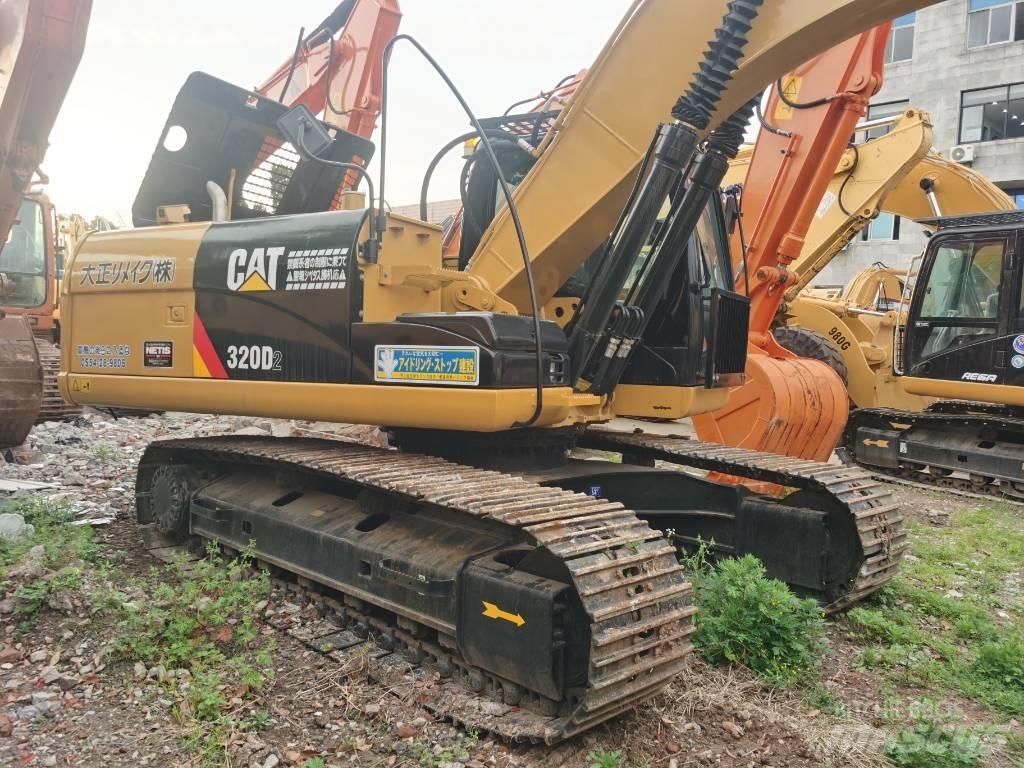 CAT 320 D2 حفارات زحافة