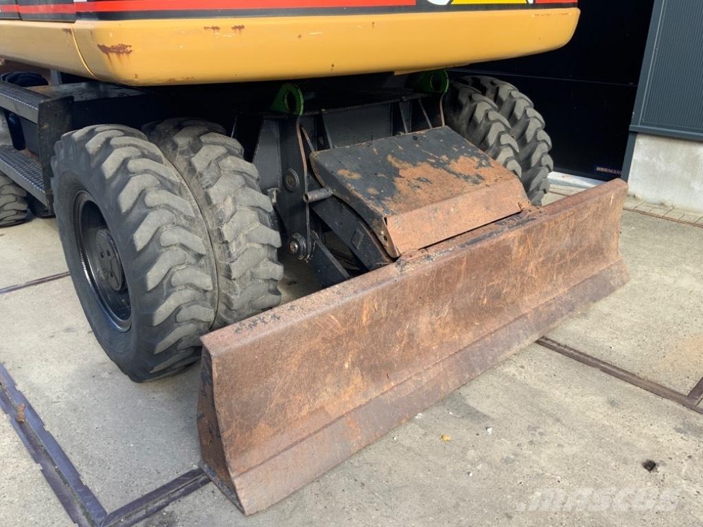 CAT M 313 C حفارات بعجل
