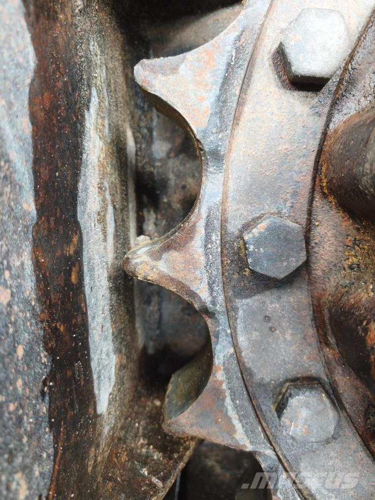 CAT 320 B حفارات زحافة