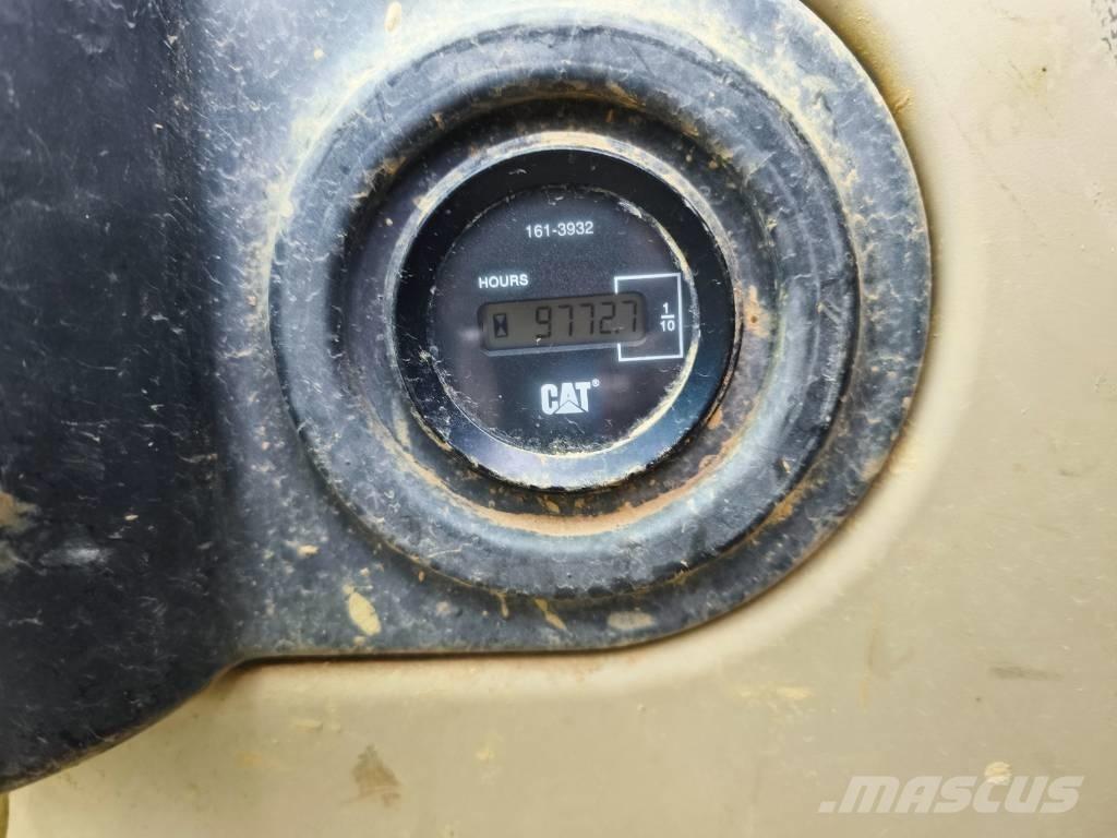CAT 318 C حفارات زحافة
