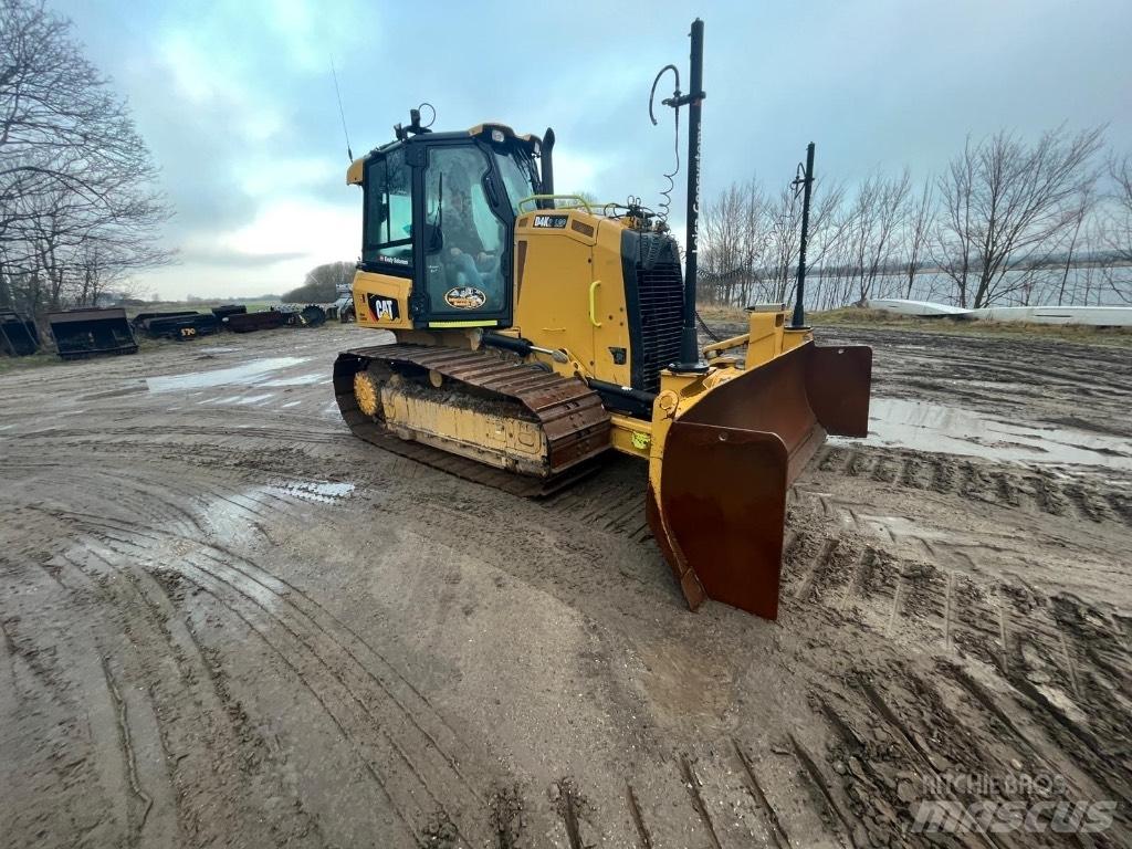 CAT D 4 K 2 LGP بلدوزرات مجنزرة