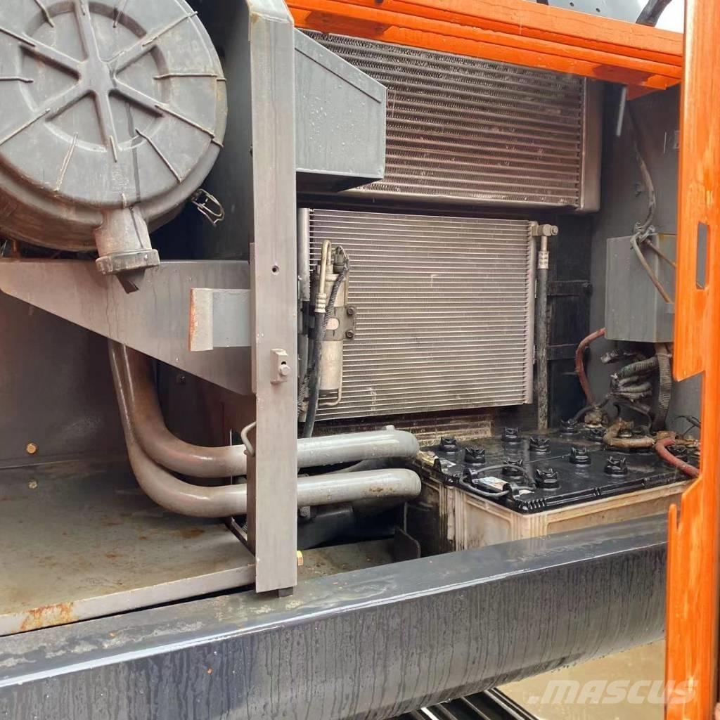 Hitachi ZX 210 حفارات زحافة