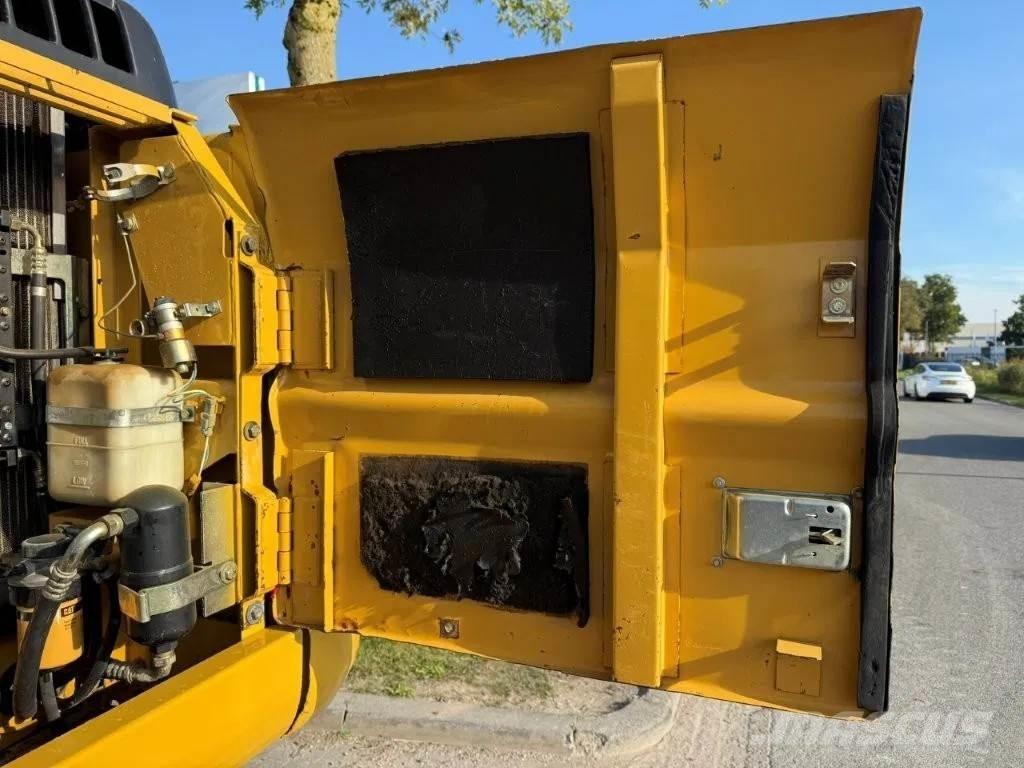 CAT 320BLN لوادر ذات جرافات عكسية