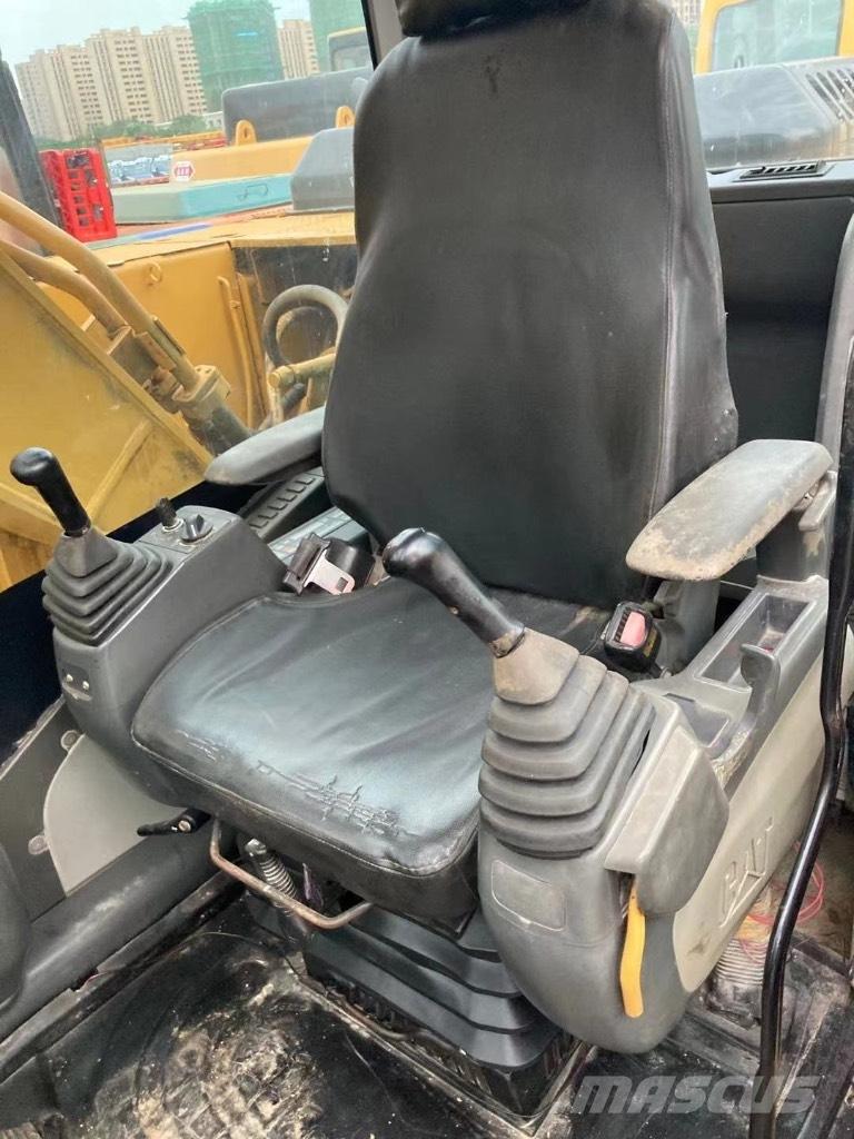 CAT 320 C حفارات زحافة