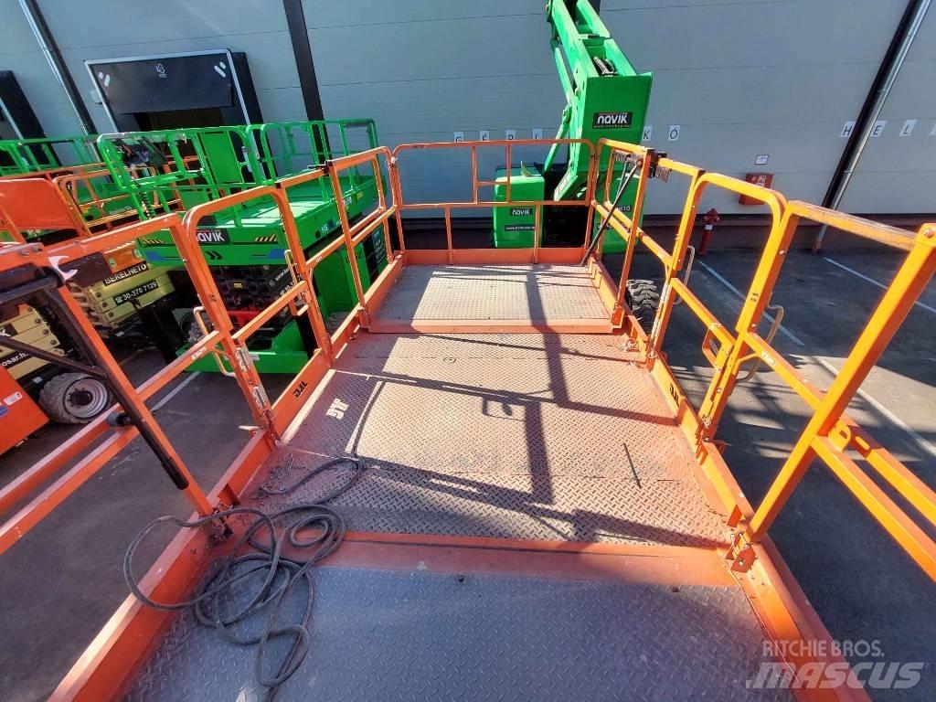 JLG 430 LRT رافعات مقصية الشكل