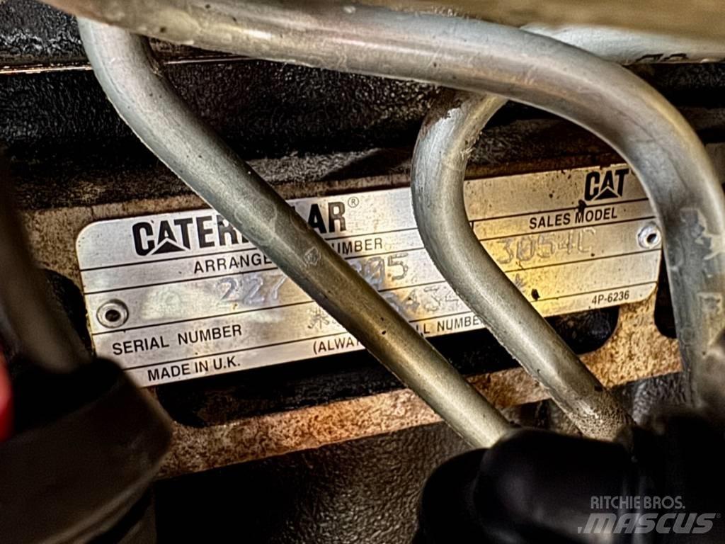 CAT 432 E لوادر ذات جرافات عكسية