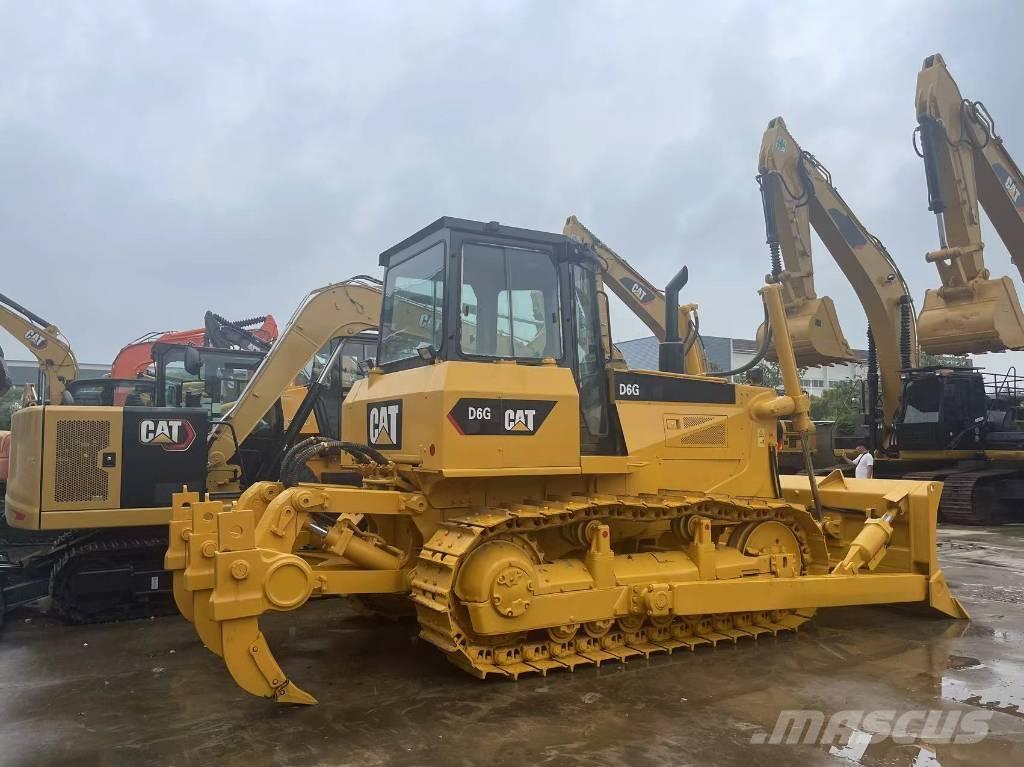 CAT D 6 G بلدوزرات مجنزرة