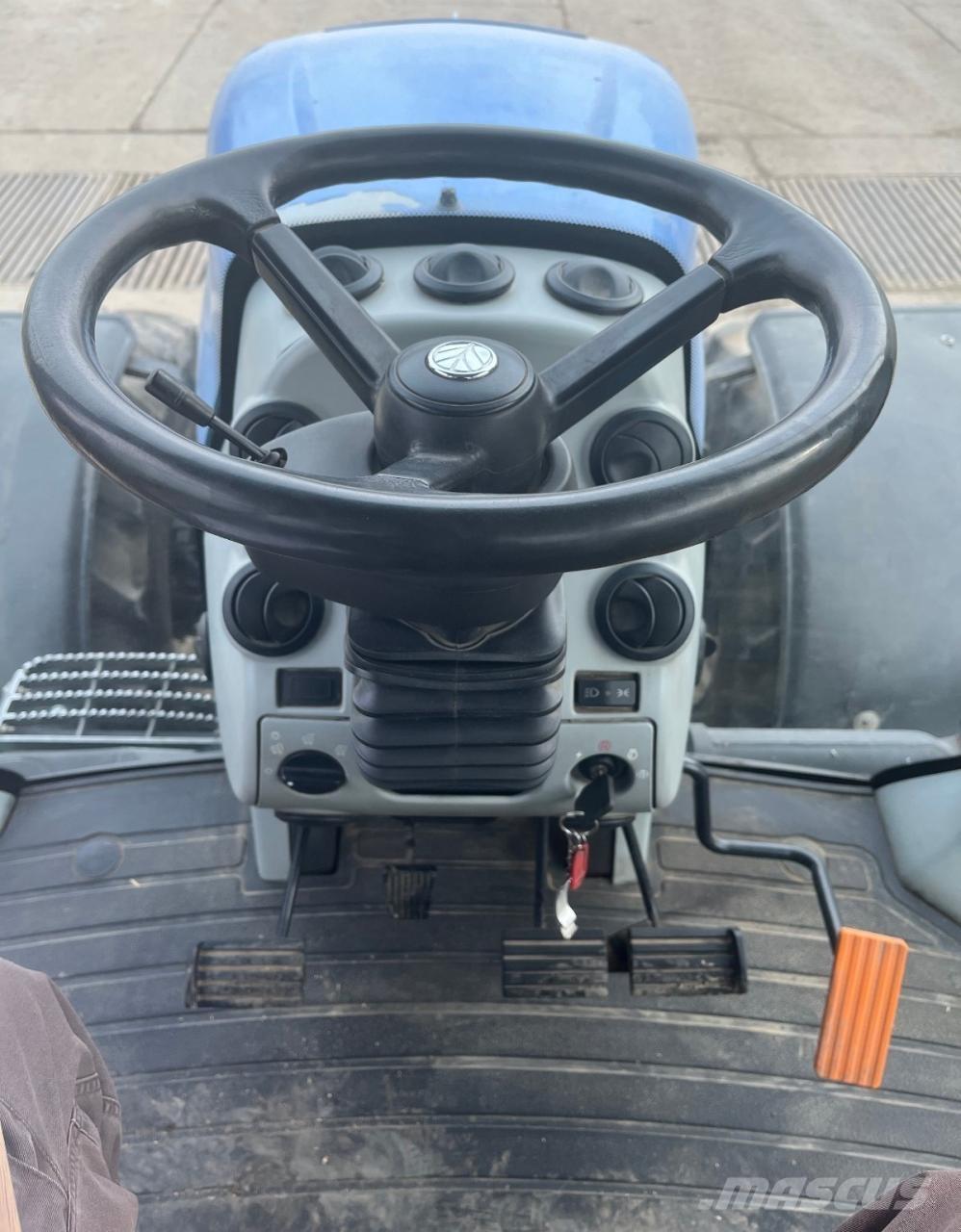 New Holland T8040 الجرارات