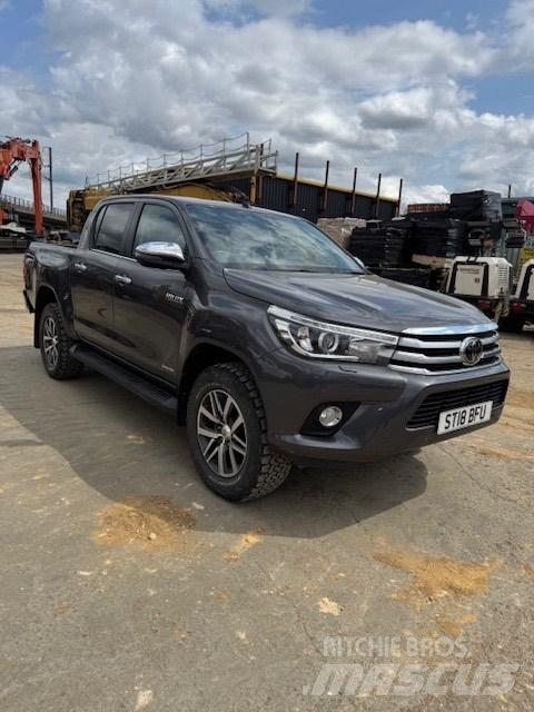 Toyota Hilux شاحنات خفيفة/مفصلية الجوانب