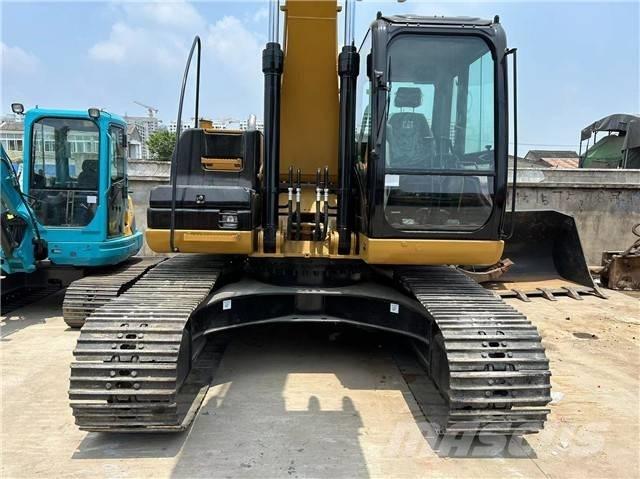 CAT 320 D حفارات زحافة