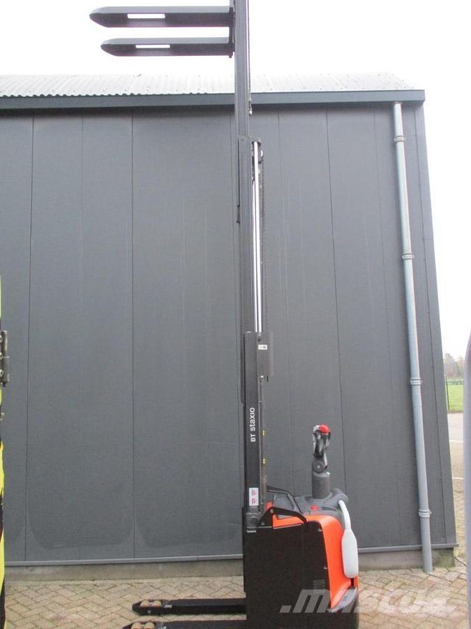 Toyota SPE120 رافعة منخفضة المستوى ذات منصة