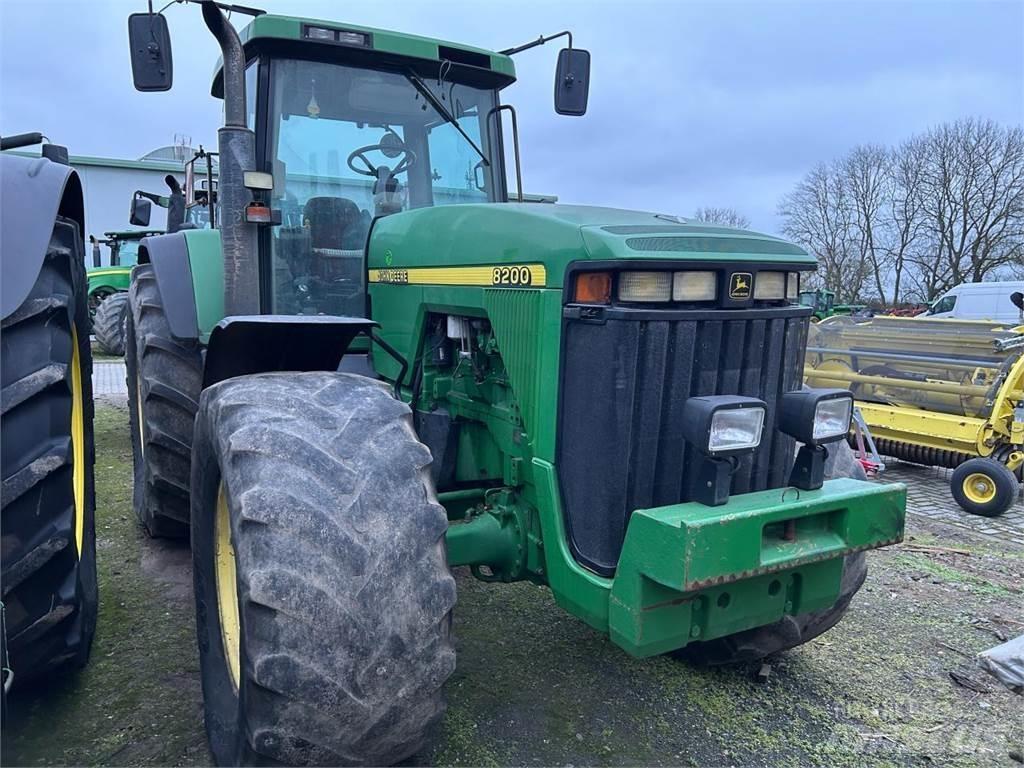 John Deere 8200 الجرارات