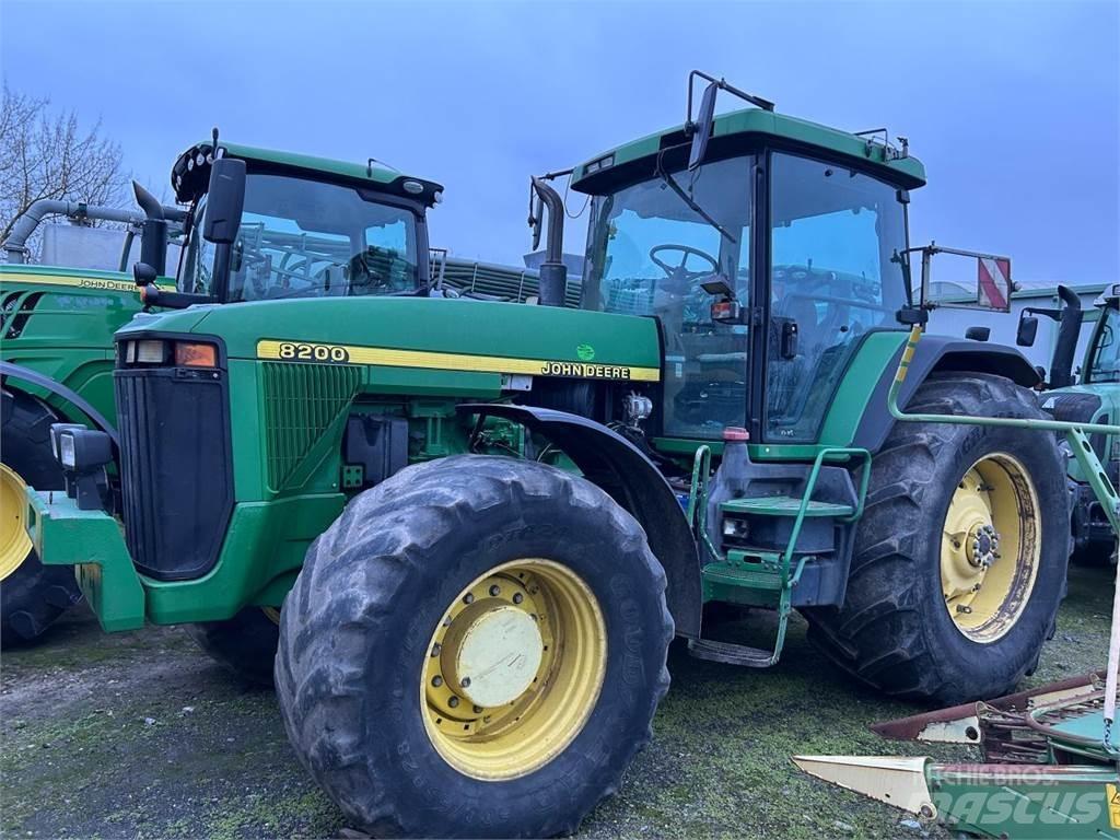 John Deere 8200 الجرارات