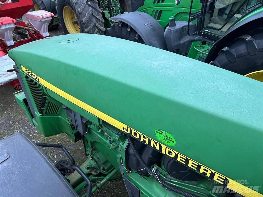 John Deere 8200 الجرارات