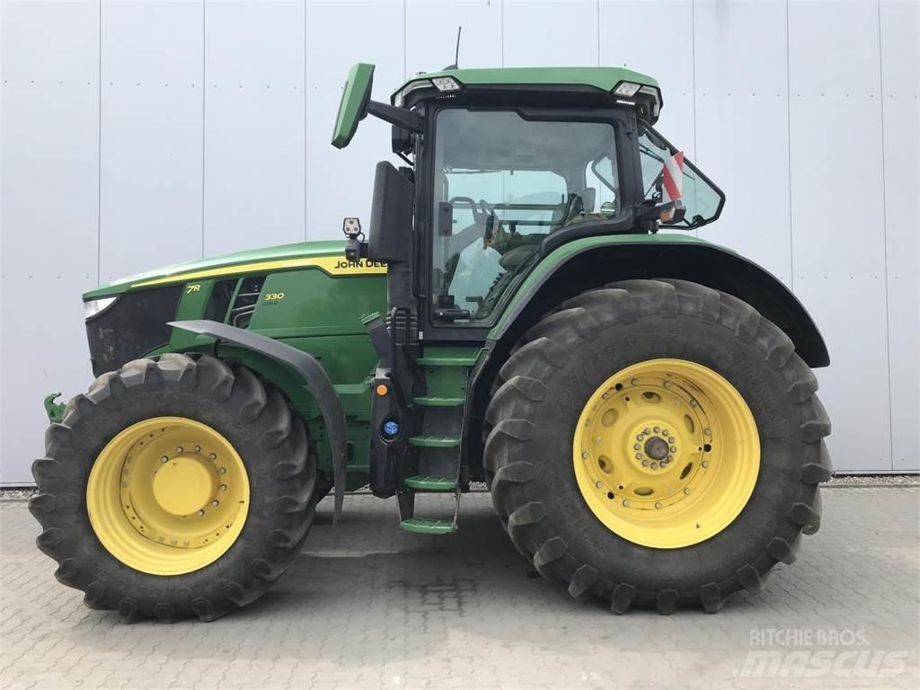 John Deere 7R 330 الجرارات