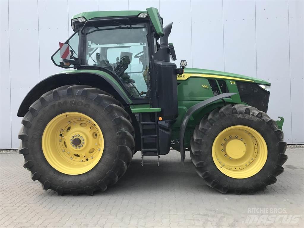 John Deere 7R 330 الجرارات