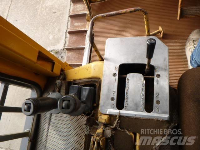 CAT D 6 D بلدوزرات مجنزرة