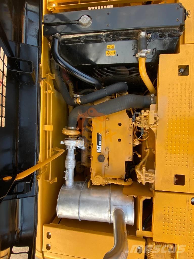 CAT CAT320 D2 حفارات زحافة