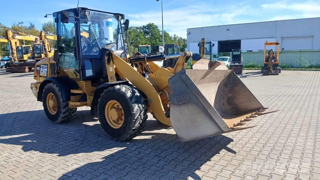 CAT 907 H 2 لوادر بعجل