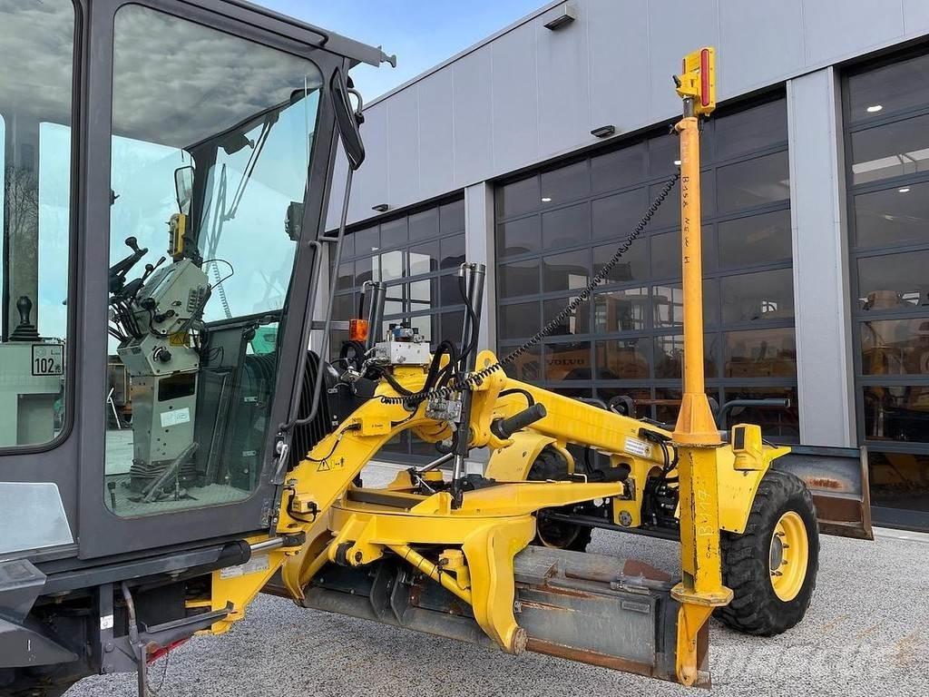 New Holland F106.6 معدات تمهيد الطرق