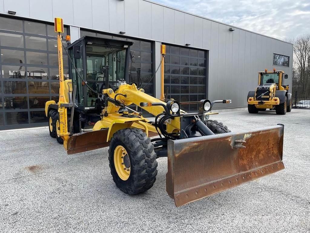New Holland F106.6 معدات تمهيد الطرق
