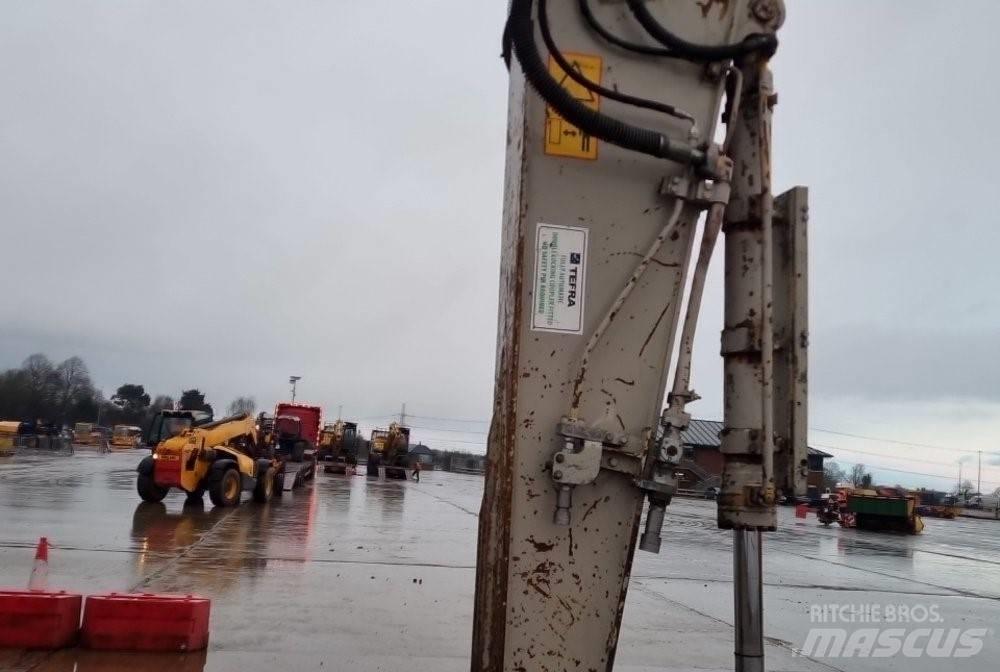 Komatsu PC 210-8 حفارات زحافة