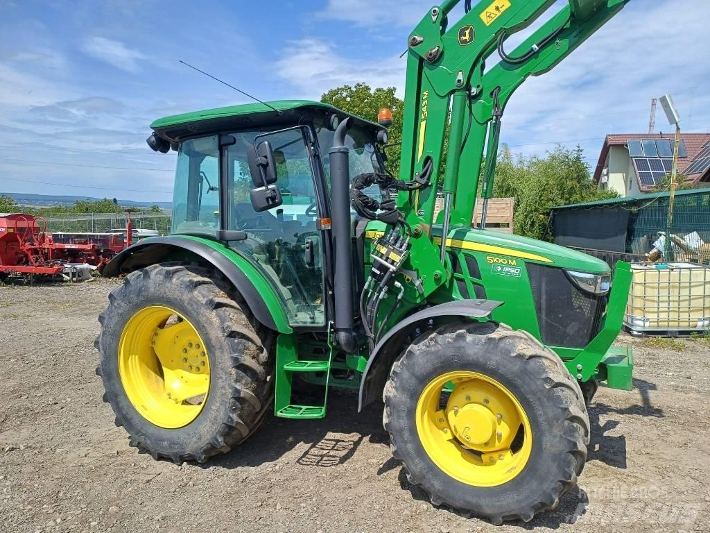 John Deere 5100 M الجرارات