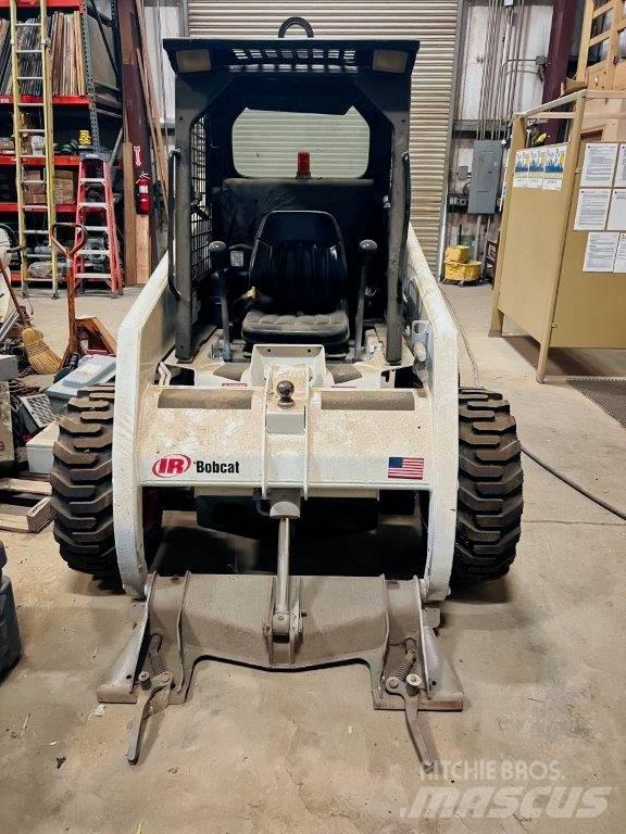 Bobcat 763 C لوادر انزلاقية التوجيه