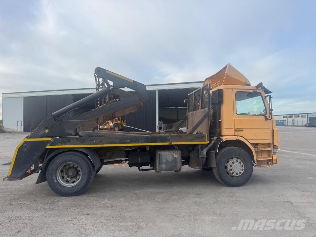 Scania P 82 H شاحنات لوادر