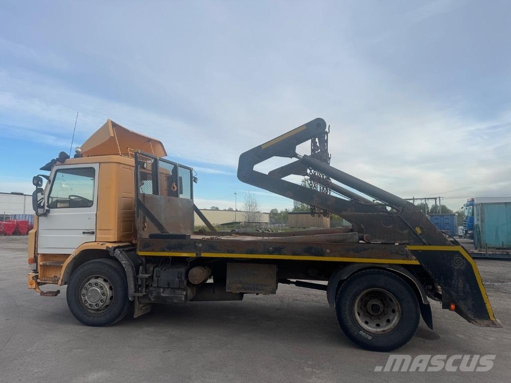 Scania P 82 H شاحنات لوادر