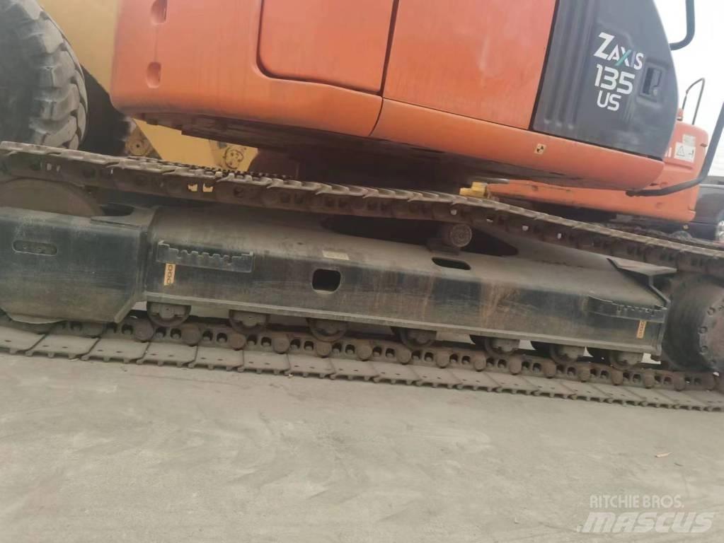 Hitachi ZX 135 us حفارات وسط 7 طن - 12 طن
