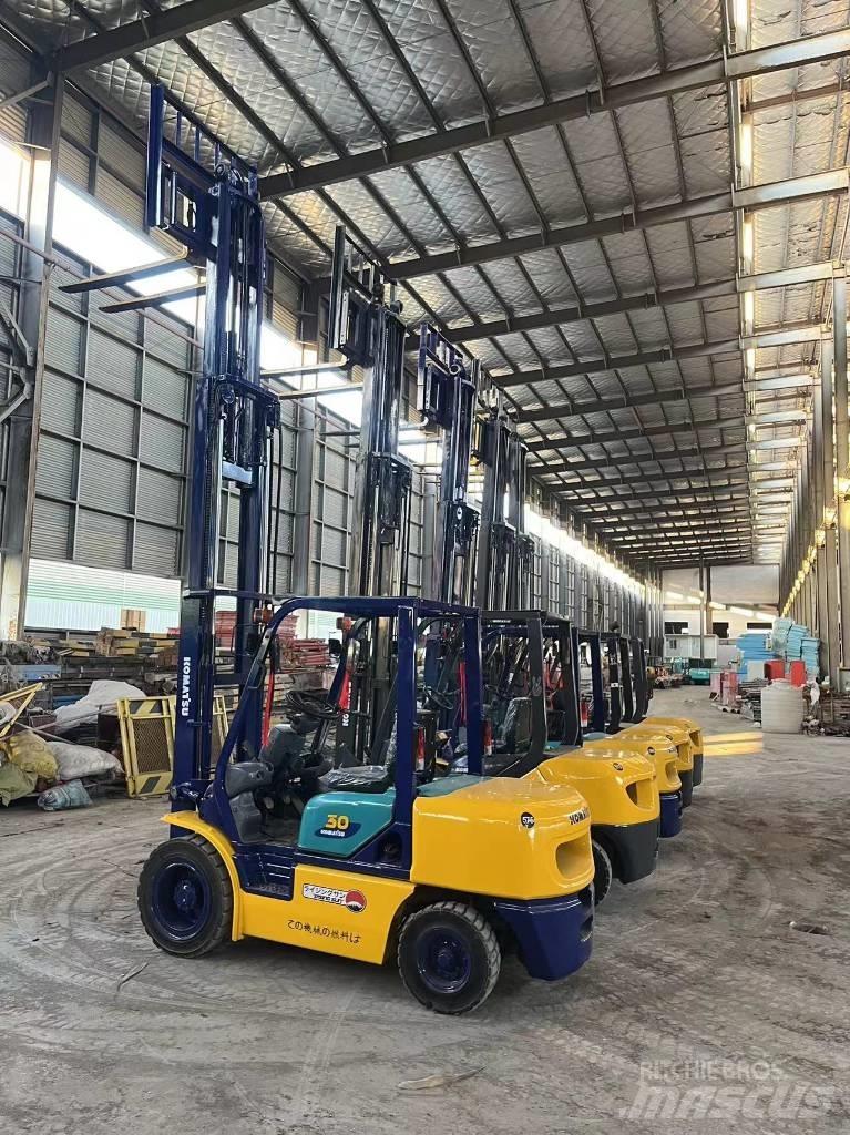 Komatsu FD 30 T-17 شاحنات الديزل