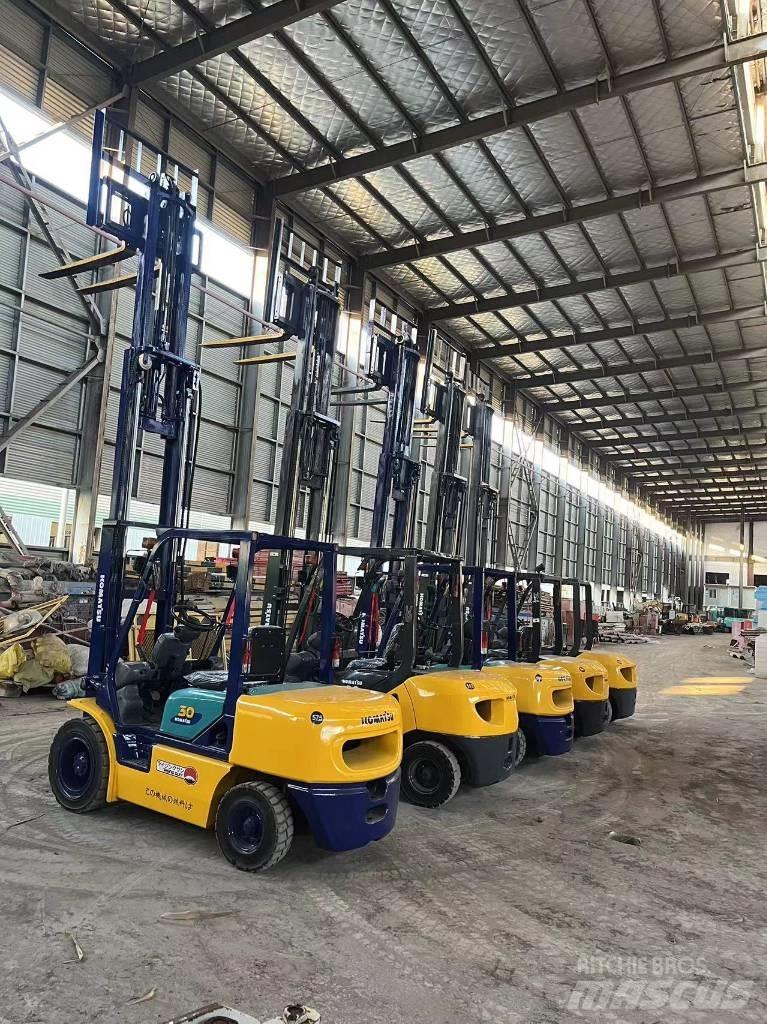 Komatsu FD 30 T-17 شاحنات الديزل