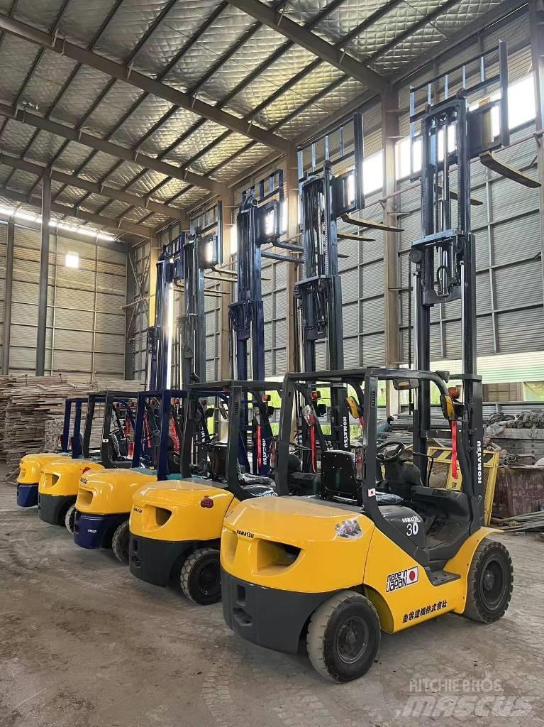 Komatsu FD 30 T-17 شاحنات الديزل